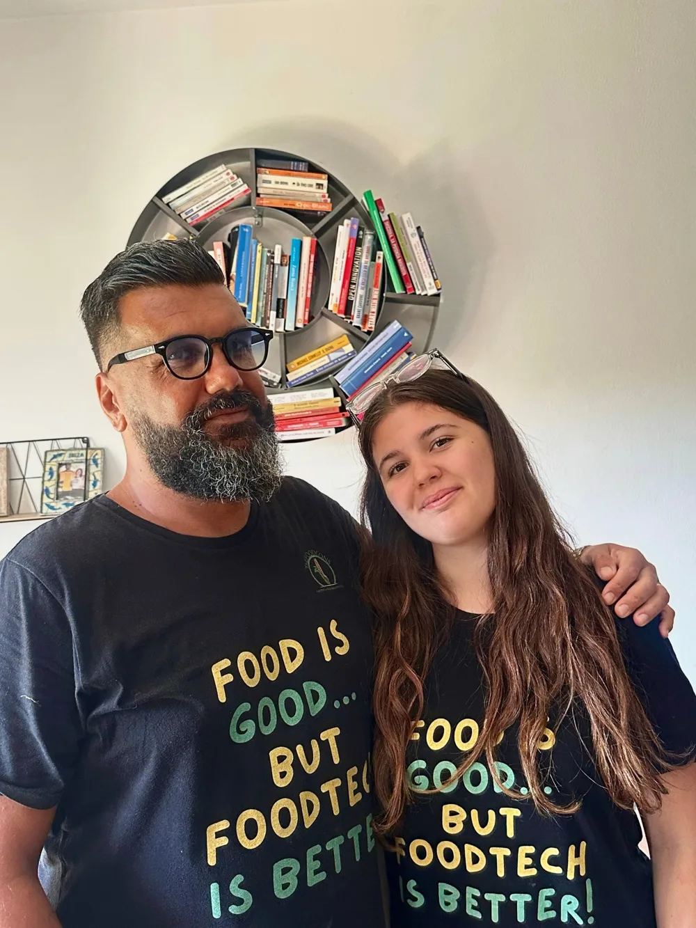 Antonio Iannone and his daughter Luna-Sophie wearing TheFoodCons t-shirts: Food is good... but foodtech is better!
